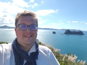 Me smiling at the Cathedral cove viewpoint
